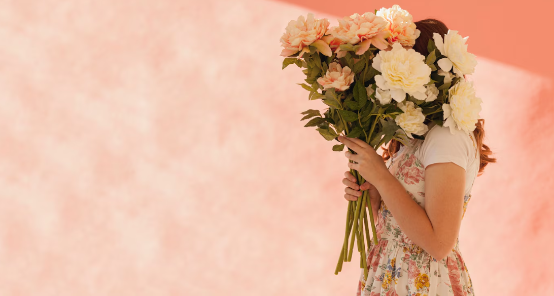 девушка с нежным пионами