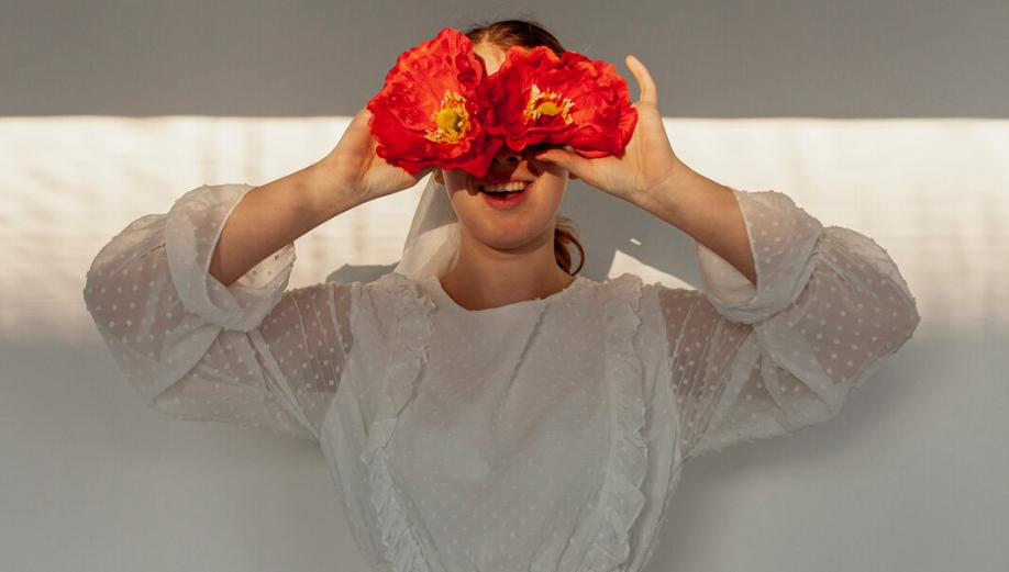 девушка с красными пионами